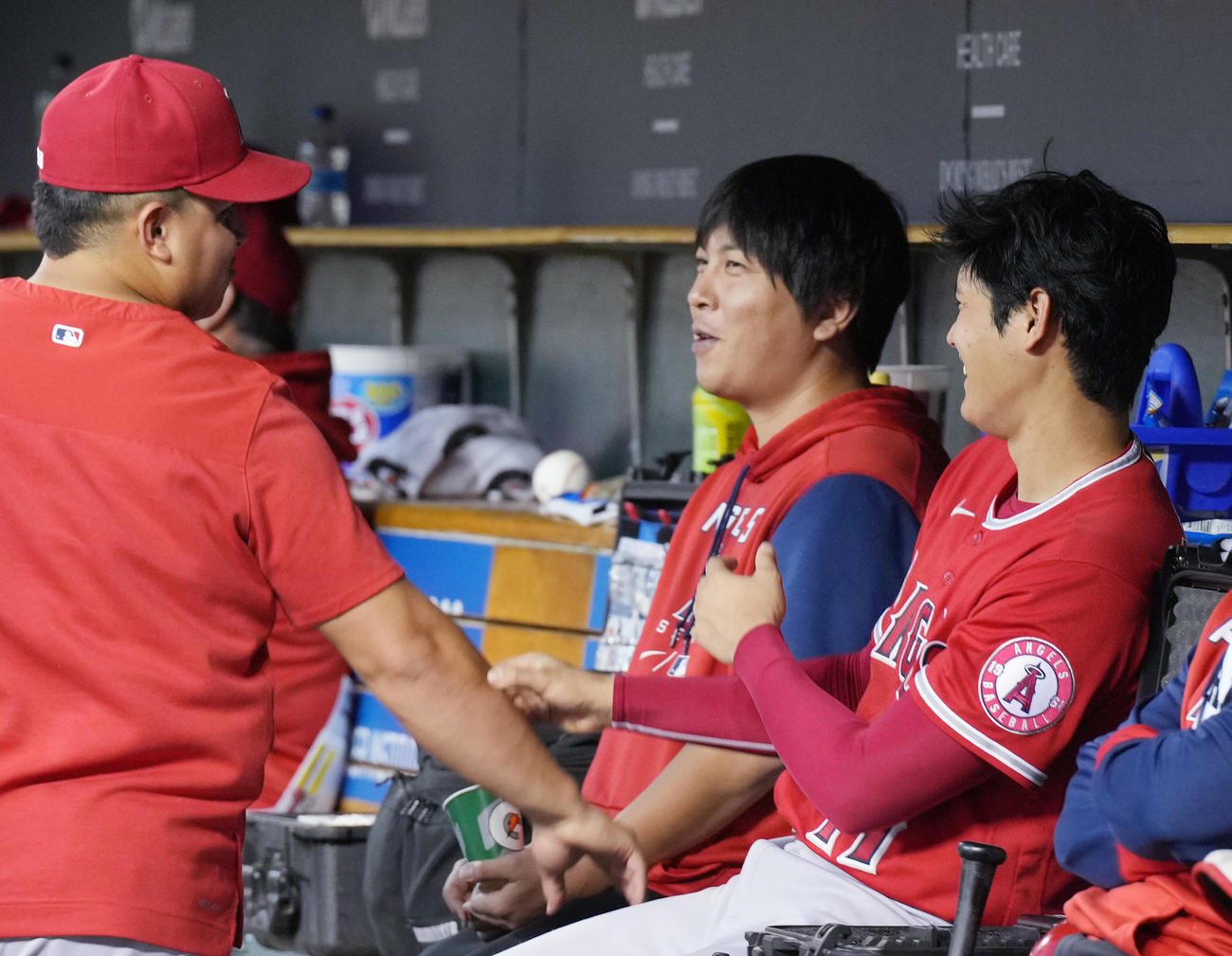 タイガース対エンゼルス　試合中、ベンチでスアレス（左）とじゃれ合う大谷（撮影・菅敏）