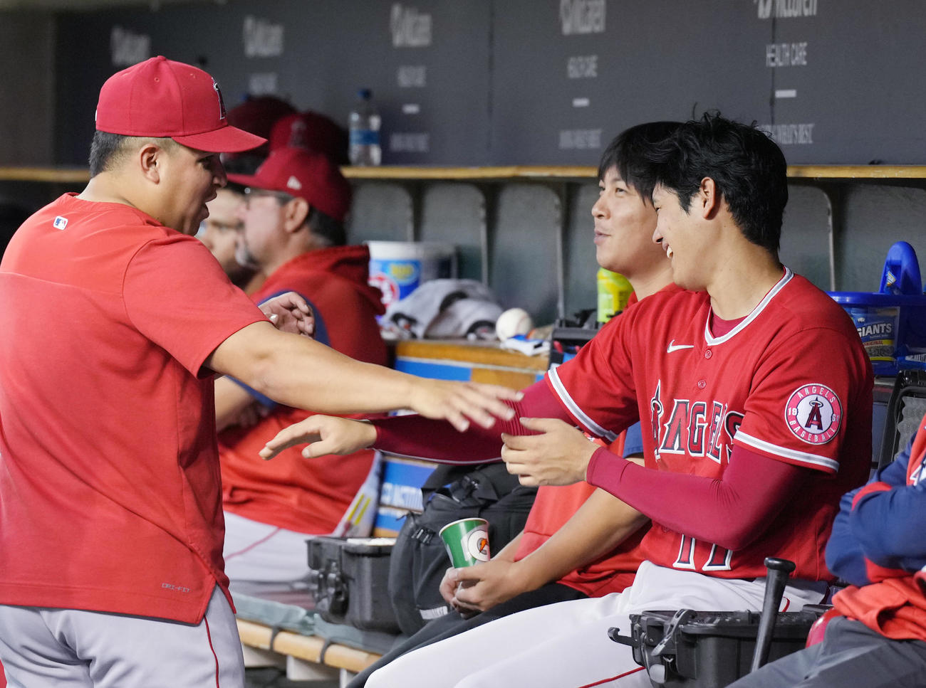 タイガース対エンゼルス　試合中、ベンチでスアレス（左）とじゃれ合う大谷（撮影・菅敏）