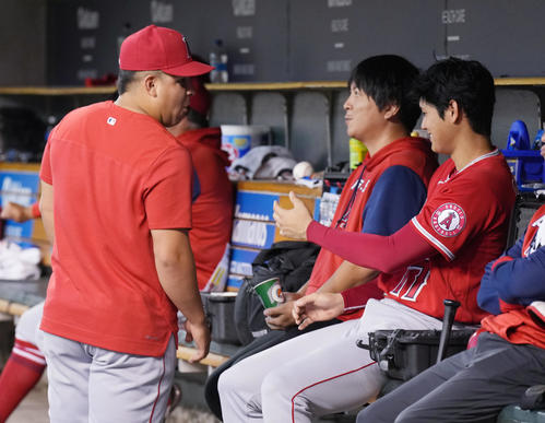 タイガース対エンゼルス　試合中、ベンチでスアレス（左）とじゃれ合う大谷（撮影・菅敏）