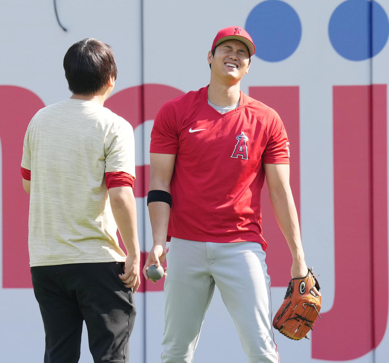 タイガース対エンゼルス　試合前、笑顔で練習するエンゼルス大谷。左は水原通訳（撮影・菅敏）