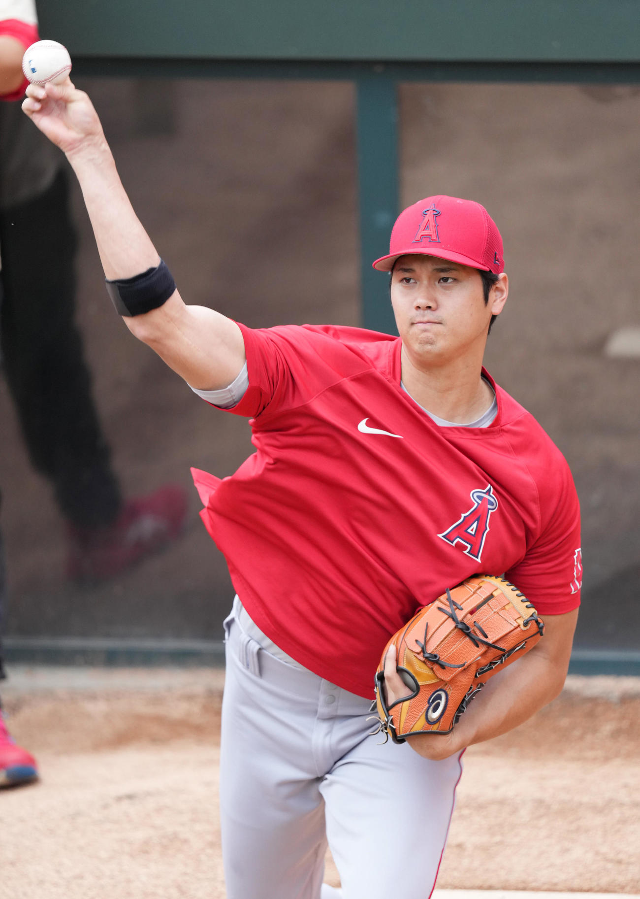 タイガース対エンゼルス　試合前、ブルペンで投球練習をするエンゼルス大谷（撮影・菅敏）