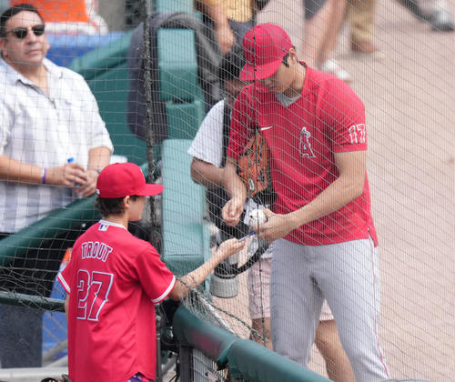 タイガース対エンゼルス 試合前、ファンにサインをするエンゼルス大谷(右)(撮影・菅敏)