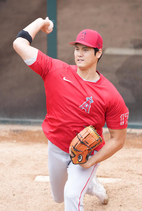 タイガース対エンゼルス 試合前、ブルペンで投球練習をするエンゼルス大谷(撮影・菅敏)
