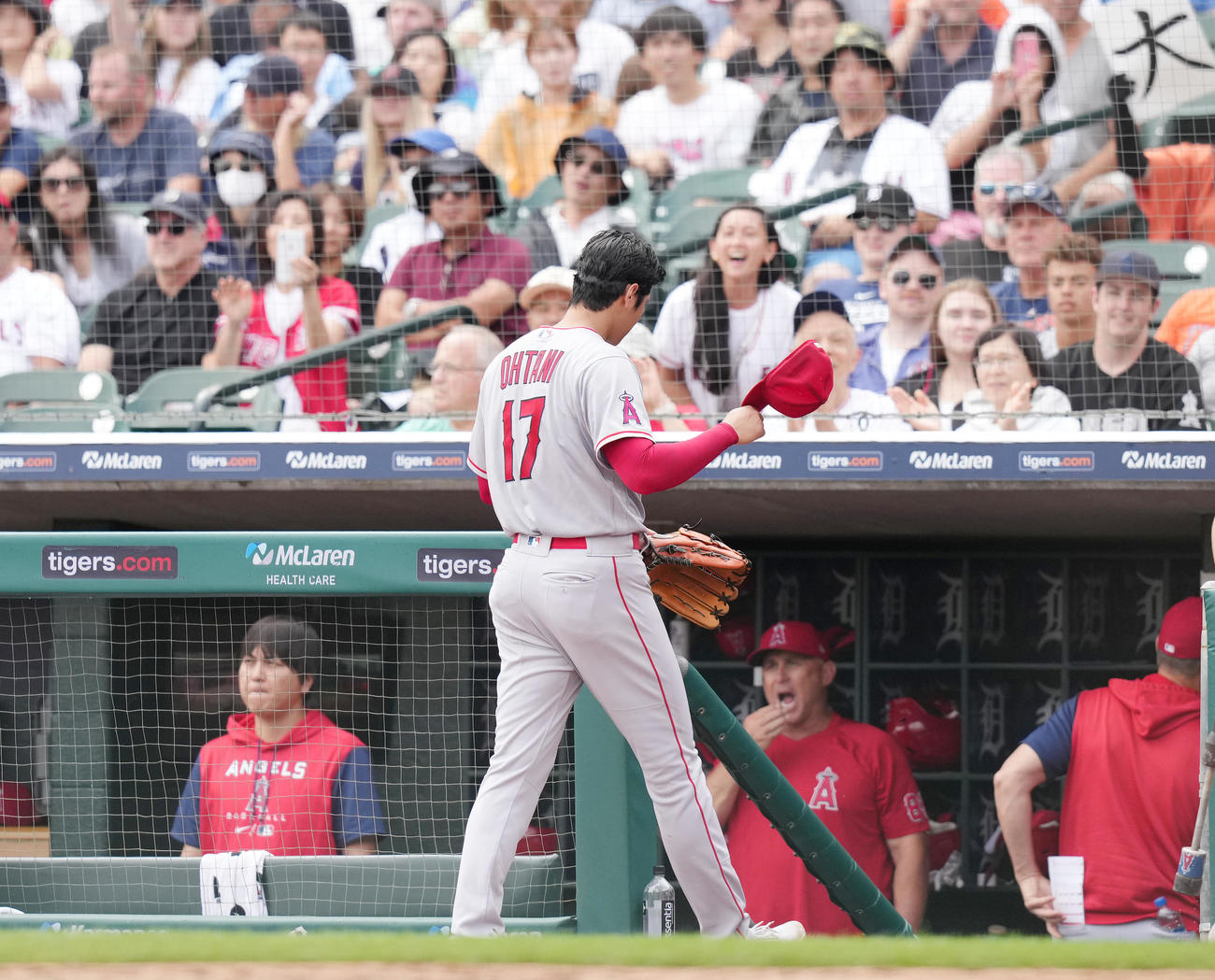 タイガース対エンゼルス　4回の投球を終え、ネビン監督代行（右から2人目）を前に降板するエンゼルス大谷（中央）（撮影・菅敏）