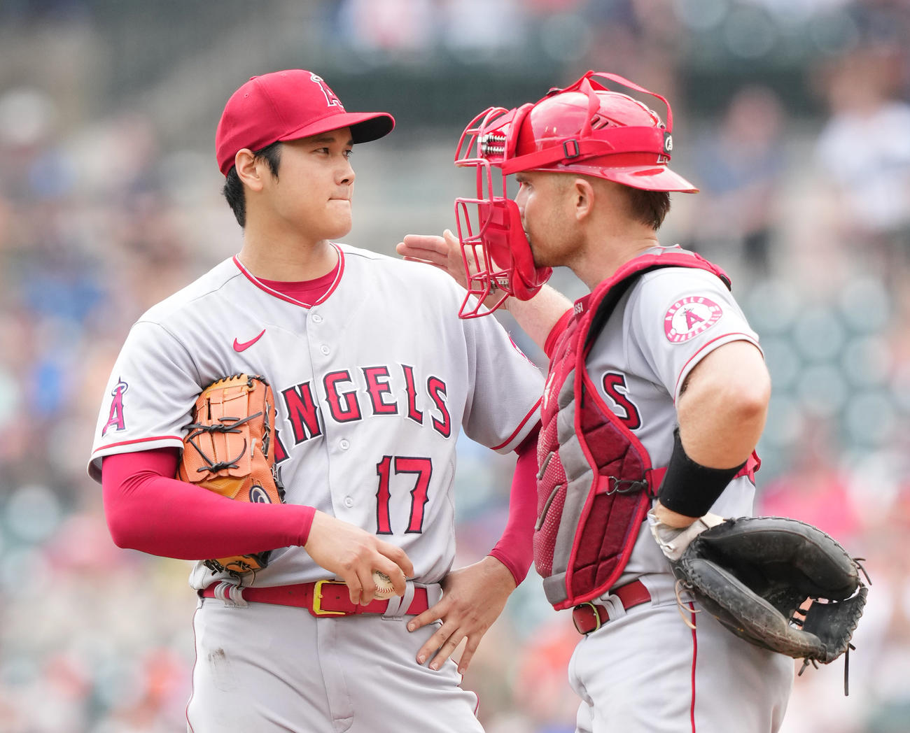 タイガース対エンゼルス　4回裏タイガース2死一、二塁、ピンチの場面で捕手スタッシ（右）と話す大谷（撮影・菅敏）