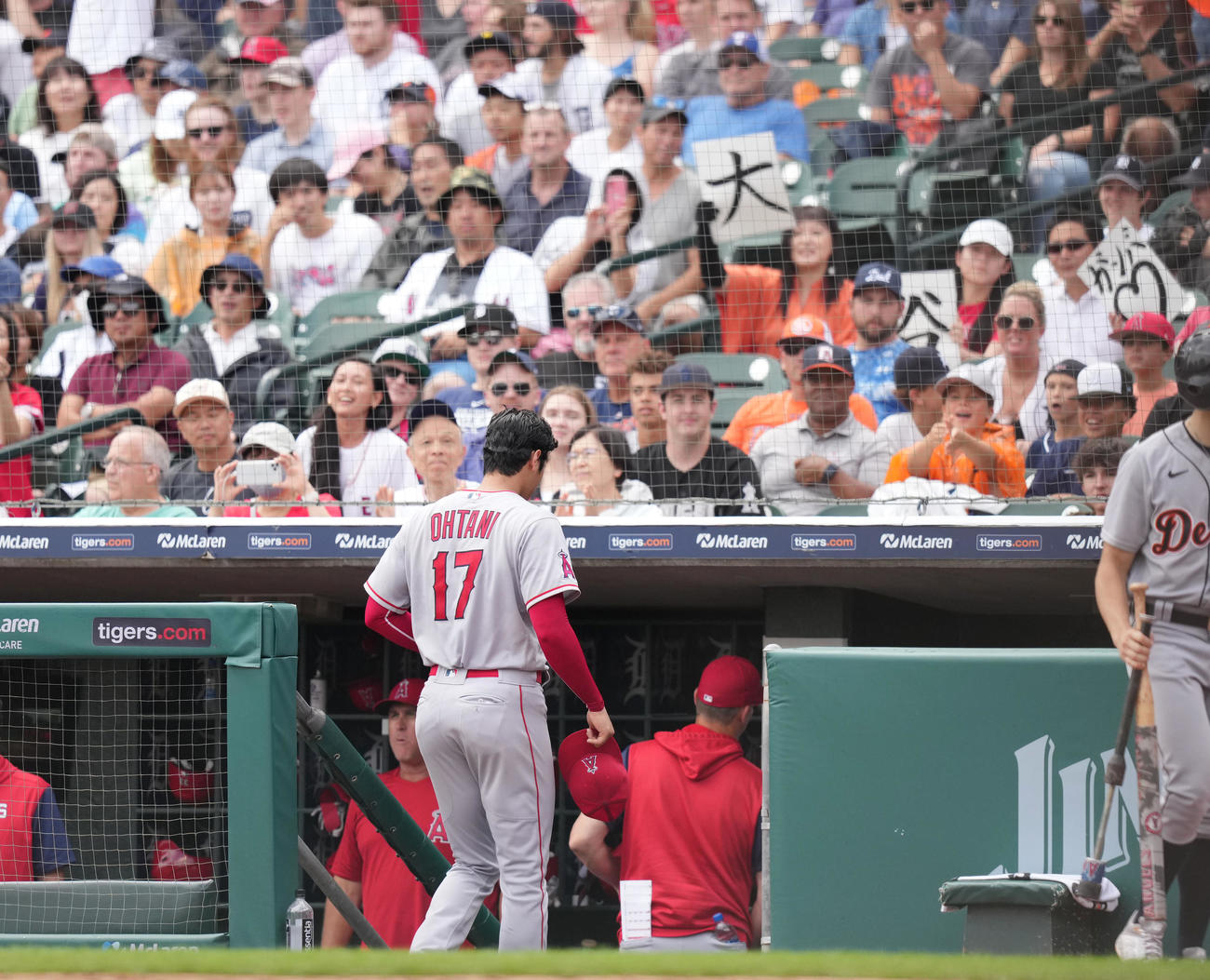 タイガース対エンゼルス　4回の投球を終え、ネビン監督代行（左）を前に降板するエンゼルス大谷（撮影・菅敏）