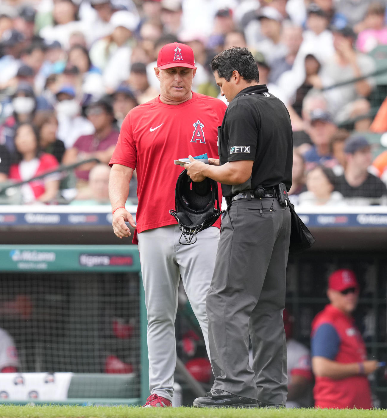 タイガース対エンゼルス　5回の攻撃を前に球審に交代を告げるエンゼルスのネビン監督代行（左）（撮影・菅敏）