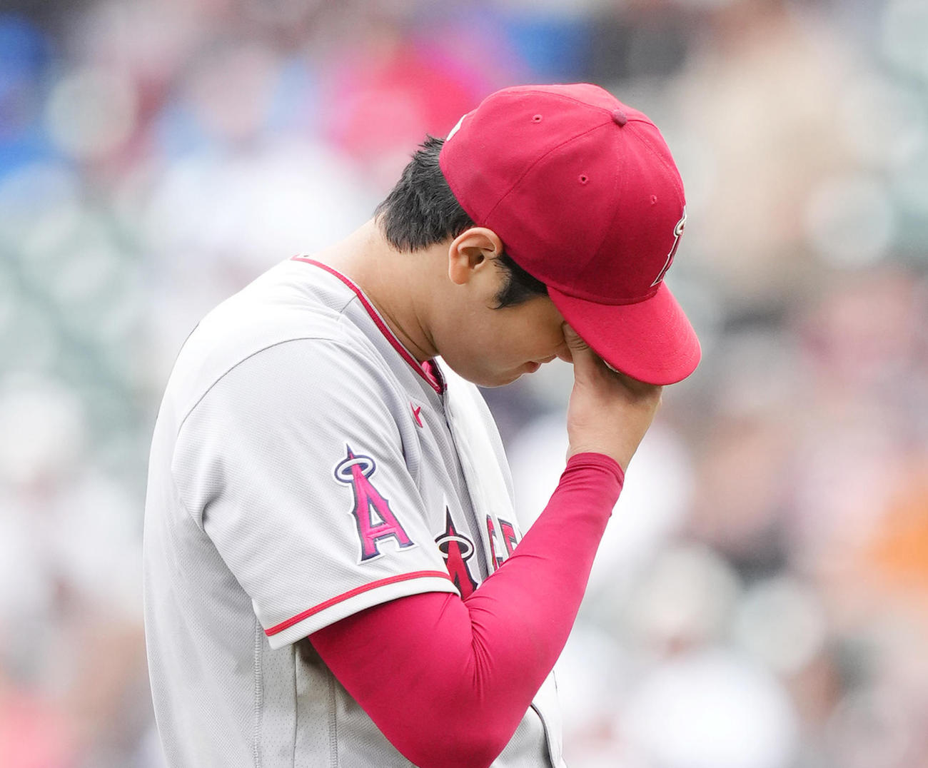 4回裏タイガース2死、バドゥに四球を許し、目元を押さえる大谷翔平（撮影・菅敏）