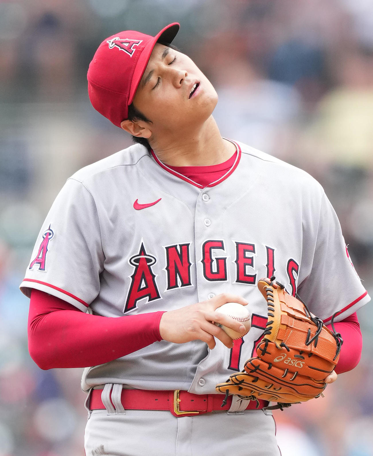 タイガース対エンゼルス　4回、投球の合間に浮かない表情を見せるエンゼルス大谷（撮影・菅敏）