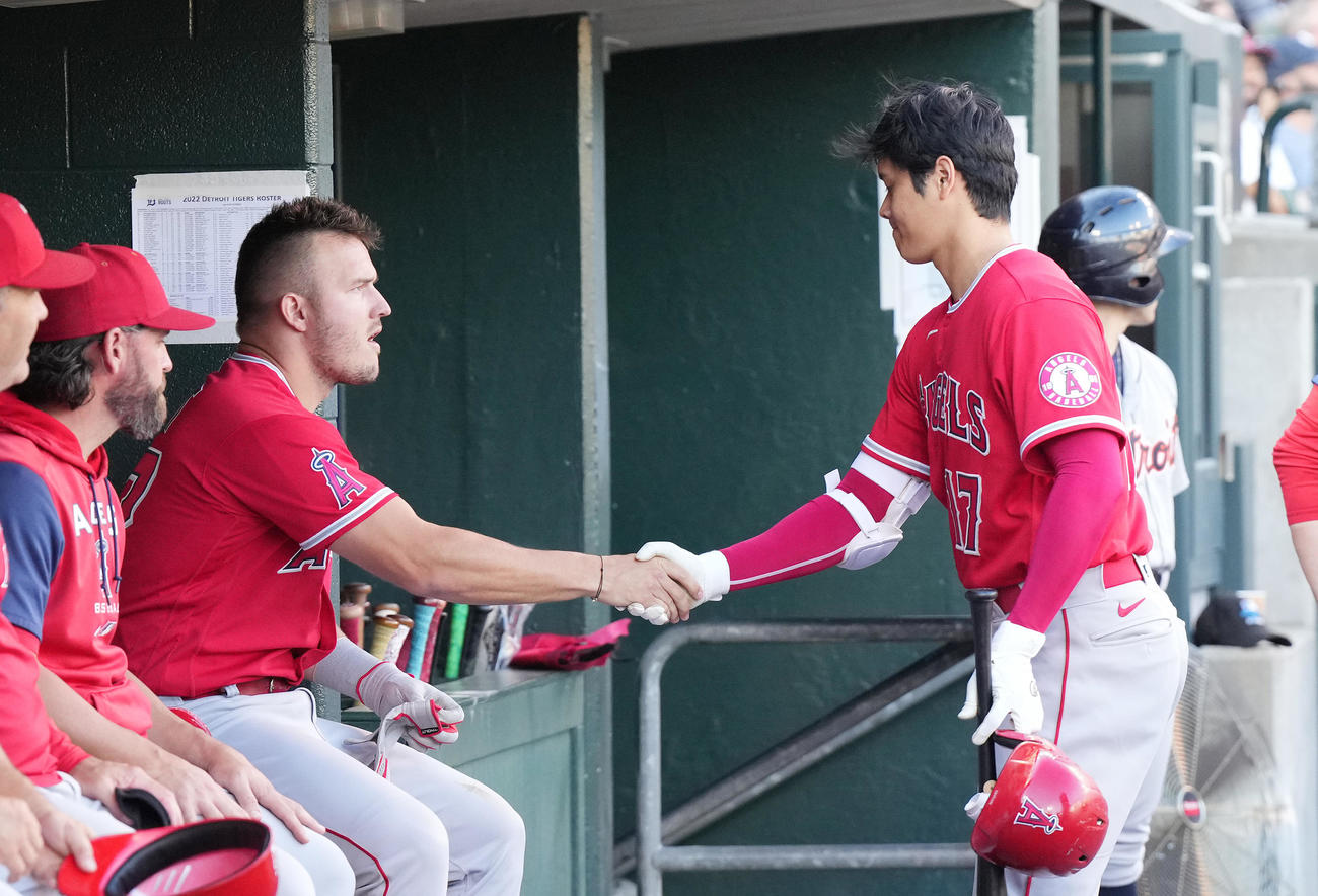 8月19日、タイガース戦の試合前、大谷翔平（右）と握手を交わすトラウト