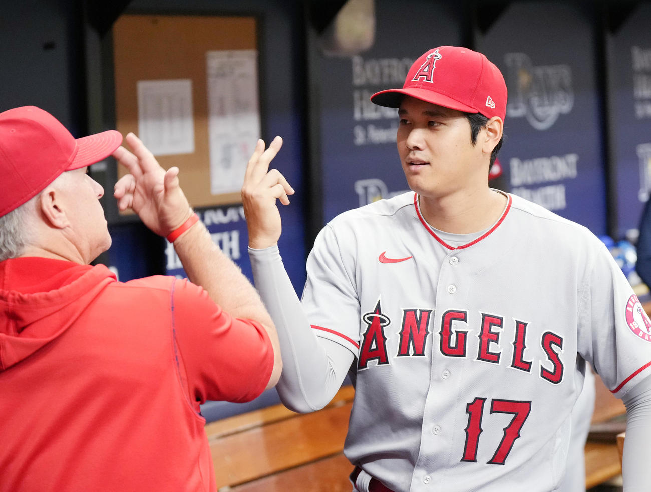 レイズ対エンゼルス　試合前、ネビン監督代行（左）と気合を入れるエンゼルス大谷（撮影・菅敏）