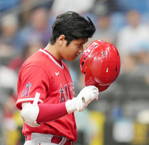レイズ対エンゼルス 10回表エンゼルス2死一塁、空振りの三振に倒れ、浮かない表情でベンチに戻る大谷(撮影・菅敏)