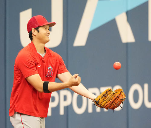 レイズ対エンゼルス 試合前、笑顔で練習をするエンゼルス大谷(撮影・菅敏)