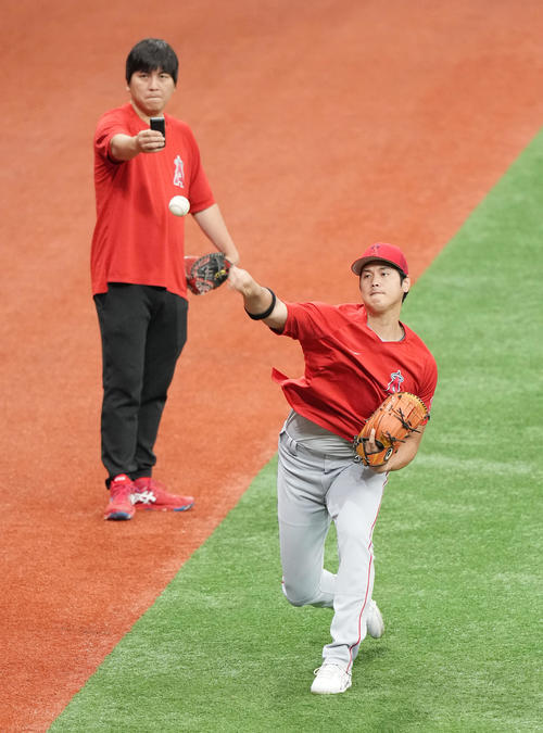 レイズ対エンゼルス 試合前、キャッチボールで調整するエンゼルス大谷。左は水原通訳(撮影・菅敏)