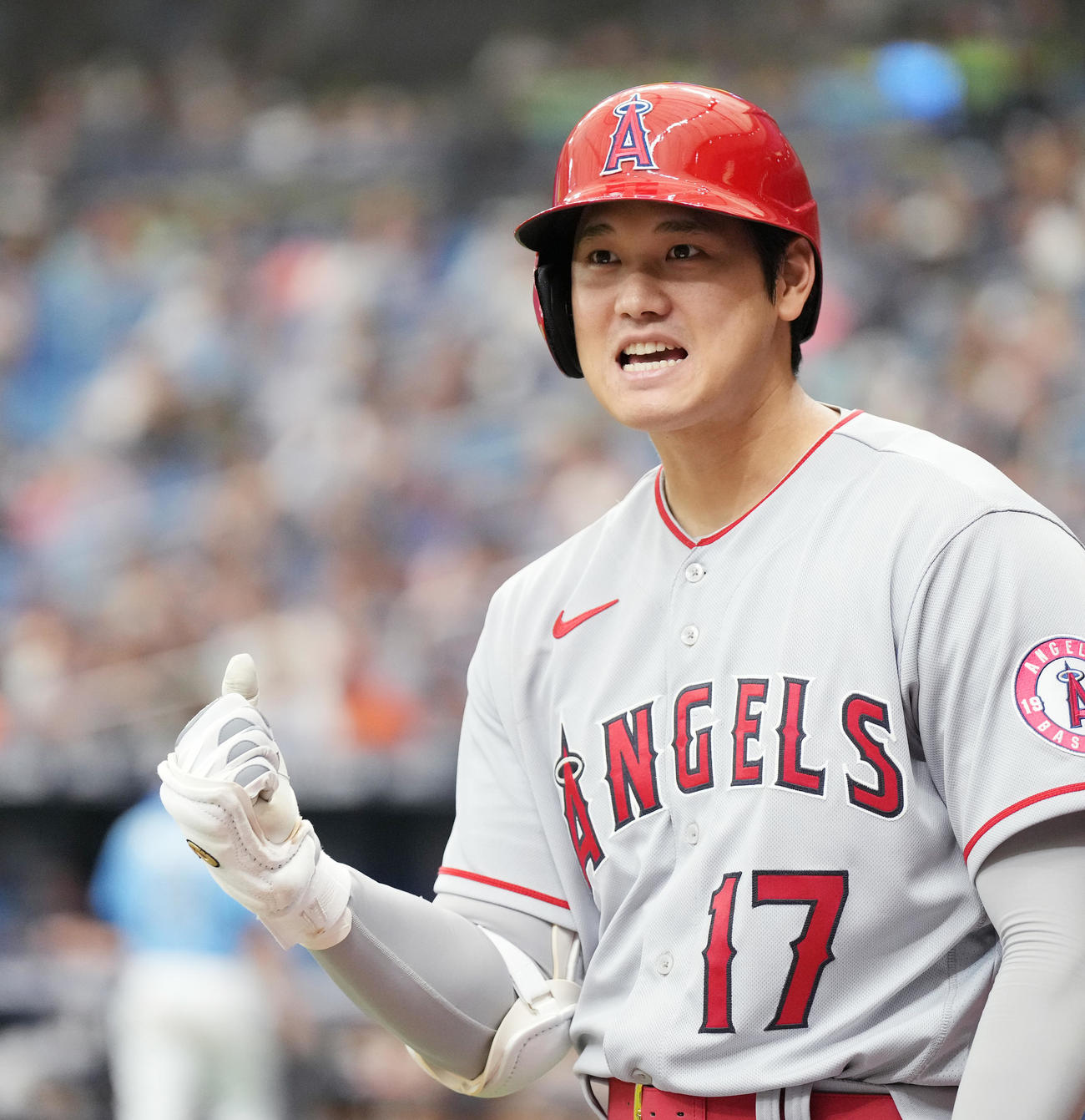 8回、ネクストバッターズサークルで拳を握り締める大谷（撮影・菅敏）