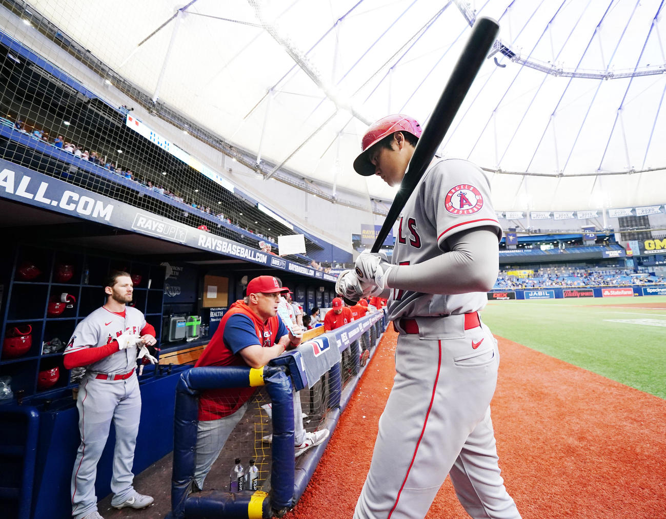 レイズに敗れ、ネクストバッターズサークルから引き揚げるエンゼルス大谷（手前）（撮影・菅敏）