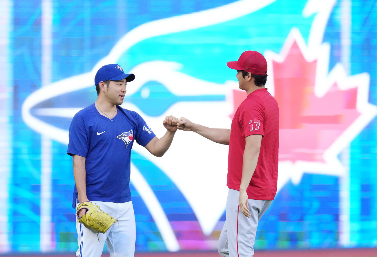 ブルージェイズ対エンゼルス　試合前、ブルージェイズ菊池（左）とタッチであいさつするエンゼルス大谷（撮影・菅敏）