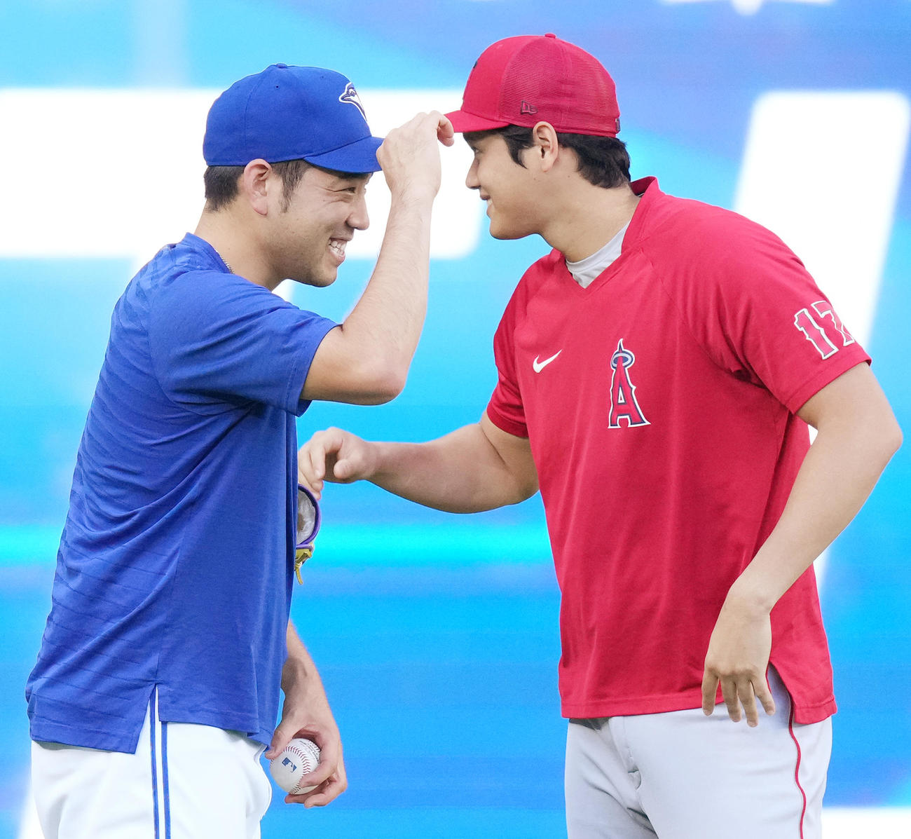 ブルージェイズ対エンゼルス　試合前、ブルージェイズ菊池（左）にあいさつするエンゼルス大谷（撮影・菅敏）