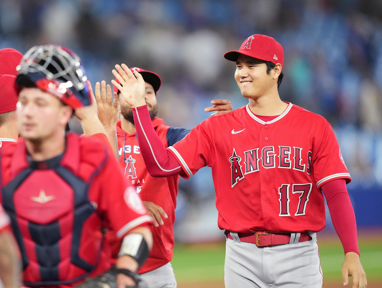 ブルージェイズに勝利し、ナインとタッチをするエンゼルス大谷（右端）（撮影・菅敏）