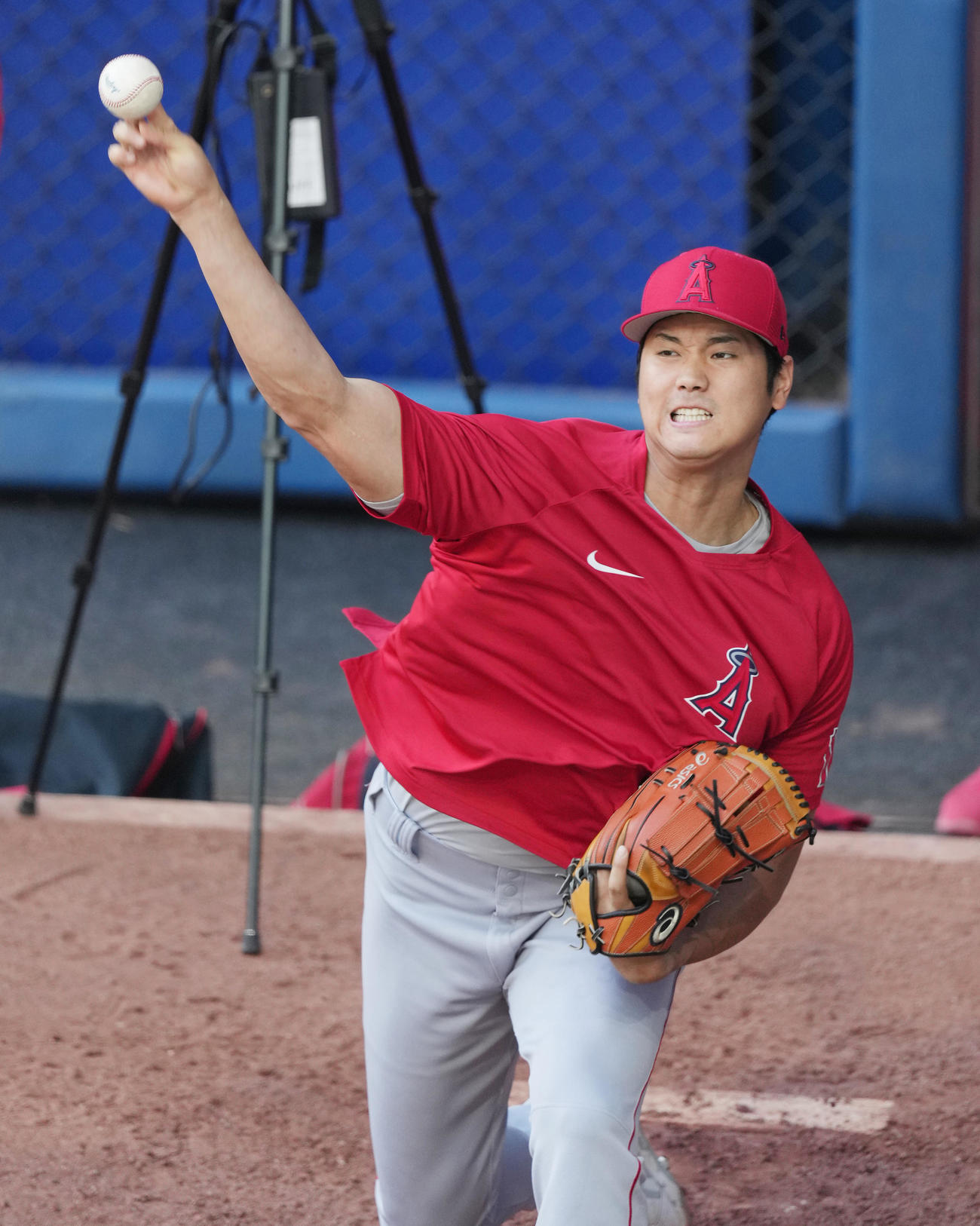 ブルージェイズ対エンゼルス　試合前、ブルペンで投球練習をするエンゼルス大谷（撮影・菅敏）