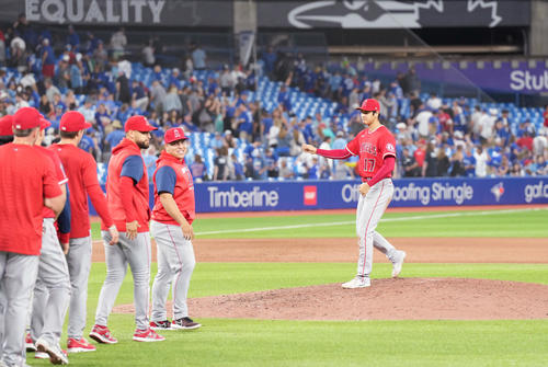 ブルージェイズに勝利し、ナインを迎えるエンゼルス大谷（右端）は、マウンドに上がりシャドーピッチングをする（撮影・菅敏）