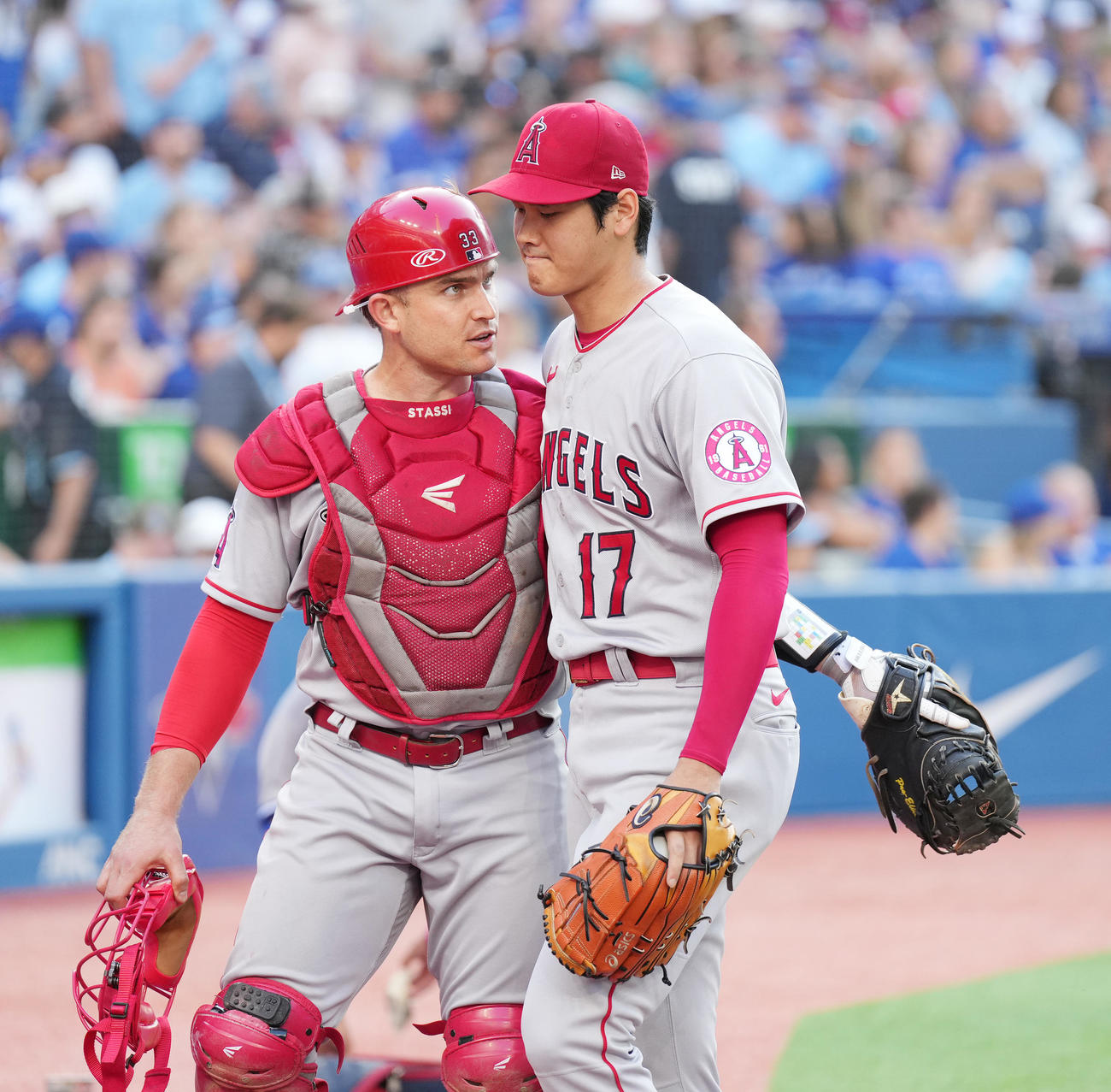 ブルージェイズ戦に先発し、7回を投げ終えたエンゼルス大谷は、捕手スタッシ（左）と肩を組んで話す（撮影・菅敏）