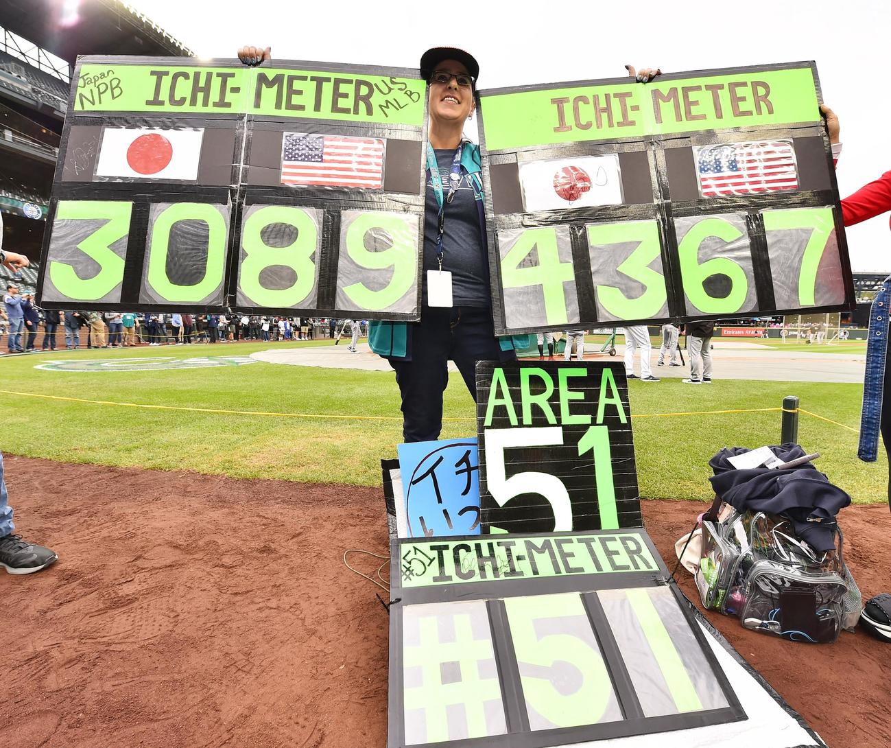 2019年9月14日　イチロー氏の引退セレモニーが行われるマリナーズ対ホワイトソックス戦でイチメーターを手に笑顔を見せるエイミーさん