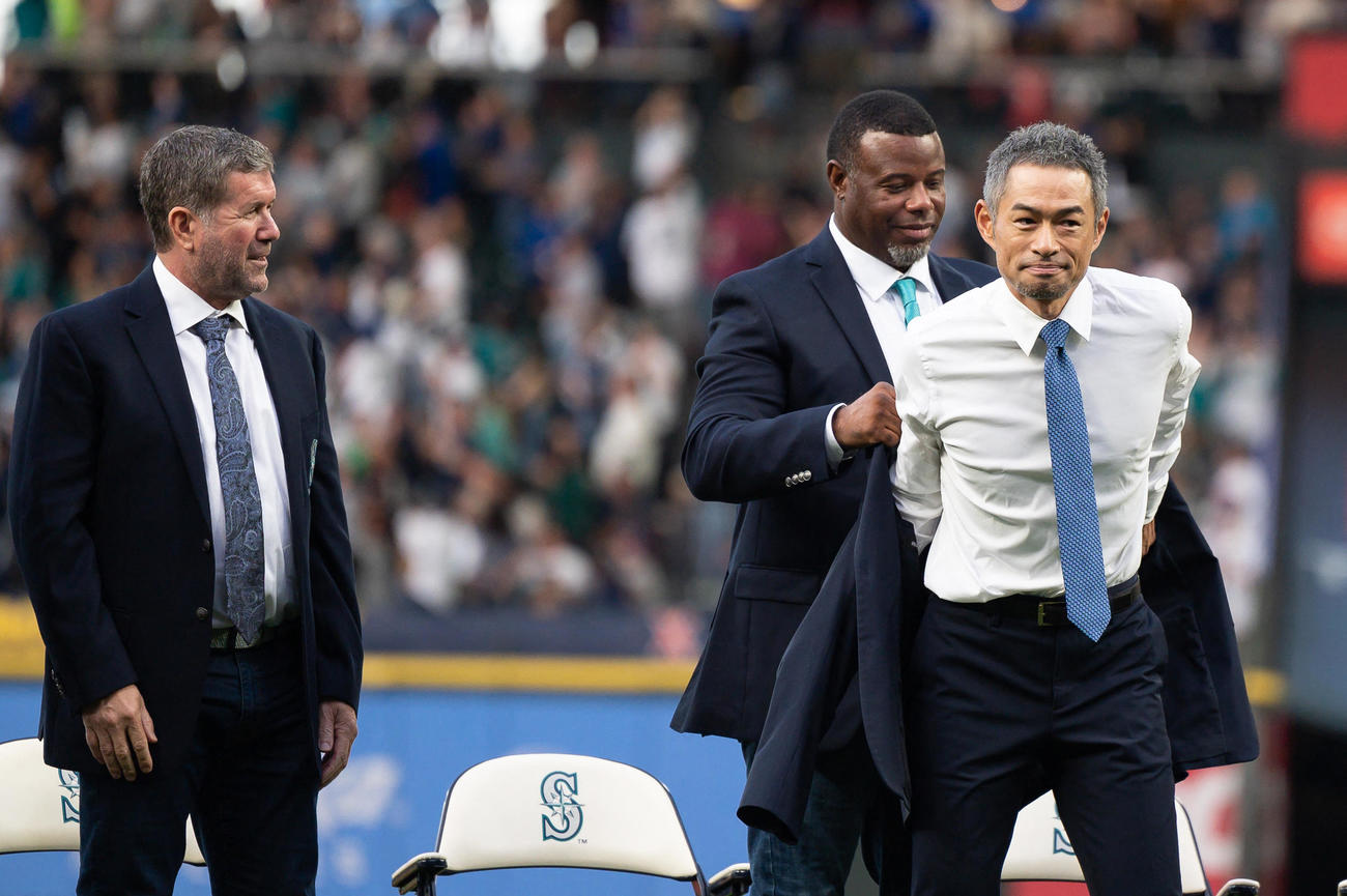 イチローに殿堂入りジャケットを贈呈するケン・グリフィー・ジュニア（USA TODAY Sports＝ロイター）