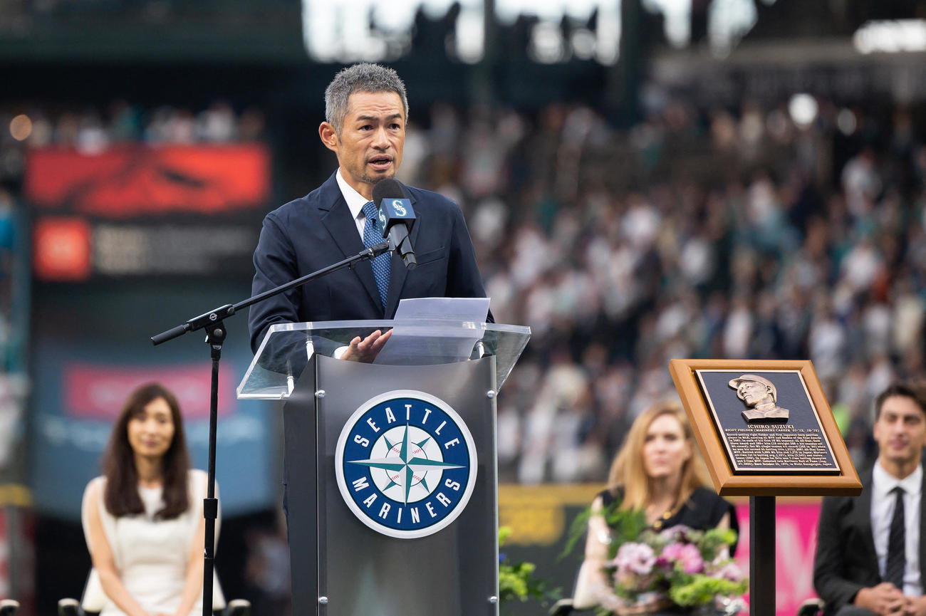 セレモニーでのスピーチするイチロー氏。左後方は見守る弓子夫人（USA TODAY＝ロイター）
