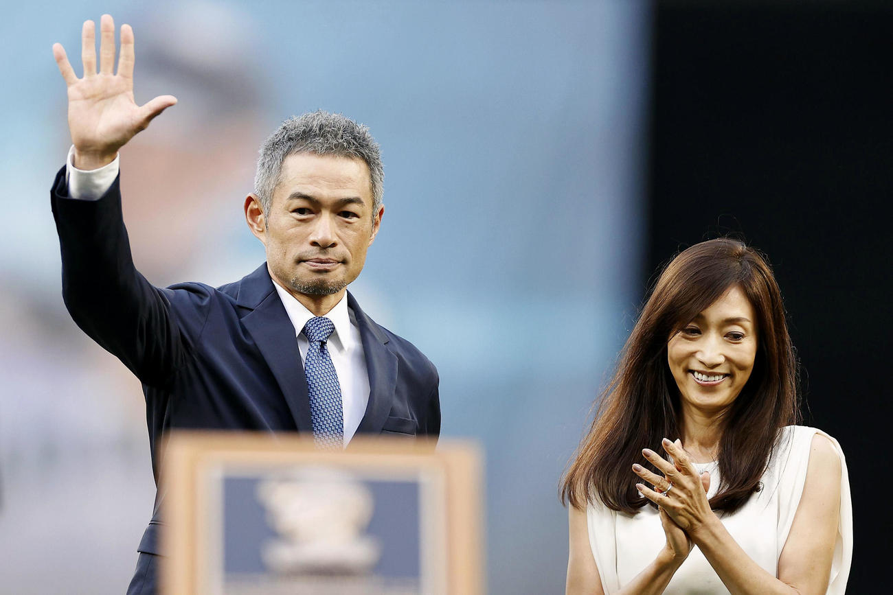 マリナーズ球団殿堂入りセレモニーに出席したイチロー氏。右は弓子夫人（ゲッティ＝共同）