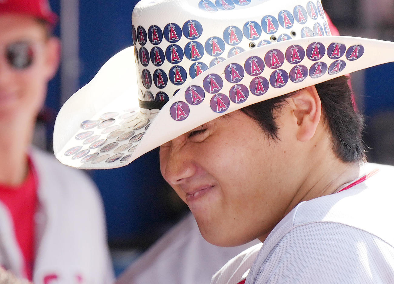 ブルージェイズ対エンゼルス　7回表エンゼルス2死二塁、左越えに28号2点本塁打を放ち、ナインに迎えられる大谷は、紙コップを持ったナインから水をかけられたと思い驚く（撮影・菅敏）