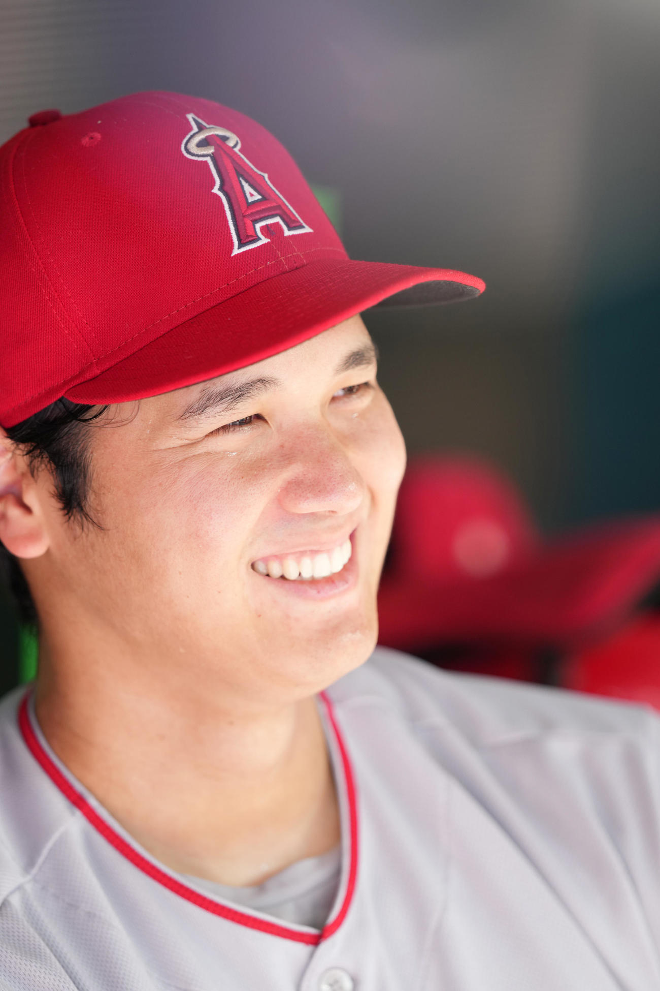 ブルージェイズ対エンゼルス　9回、ベンチで笑顔を見せるエンゼルス大谷（撮影・菅敏）