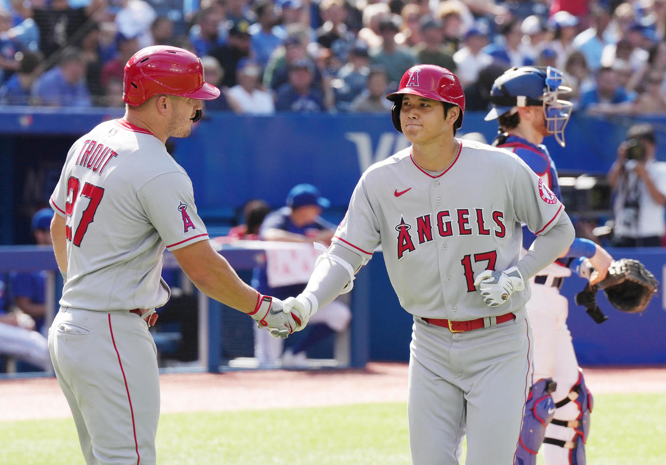 ブルージェイズ対エンゼルス　7回表エンゼルス2死二塁、左越えに28号2点本塁打を放ち、トラウト（左）に握手で迎えられる大谷（撮影・菅敏）