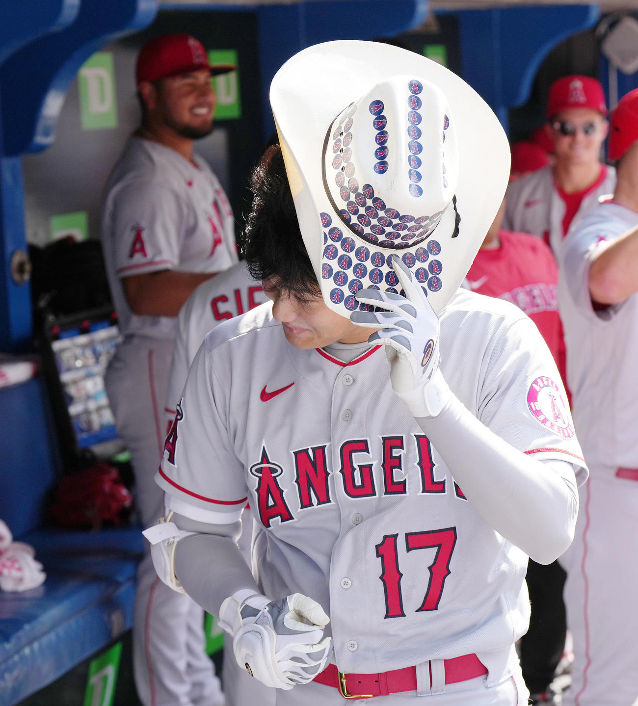 大谷（中央）は、紙コップを持ったナインから水を浴びせられたと思いきや、紙コップの中は空で周囲は大爆笑（撮影・菅敏）