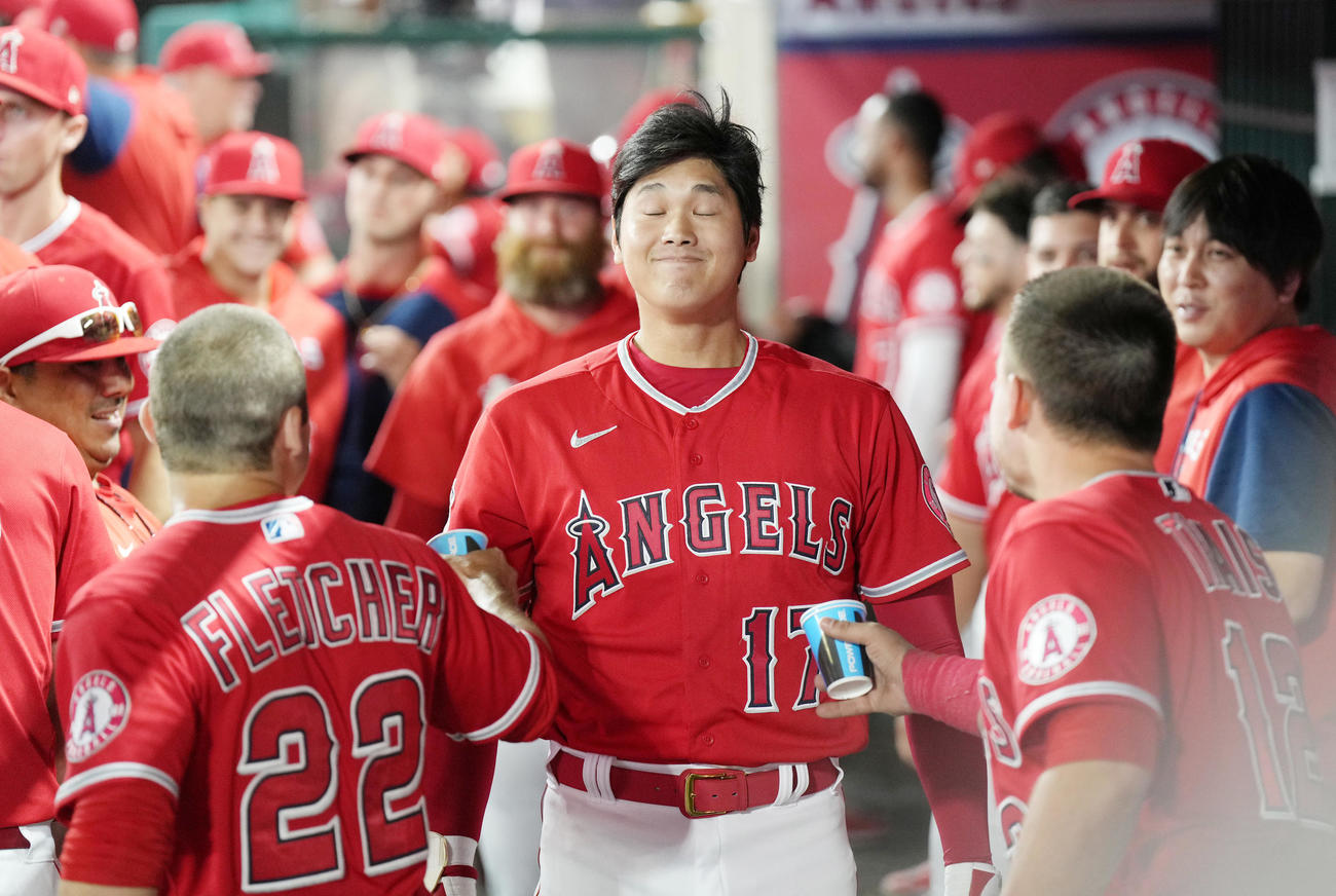 エンゼルス対ヤンキース　5回裏エンゼルス2死一塁、右越えに29号2点本塁打を放ち、紙コップを手に水をかける動作をするナインに思わず目をつぶる大谷（撮影・菅敏）