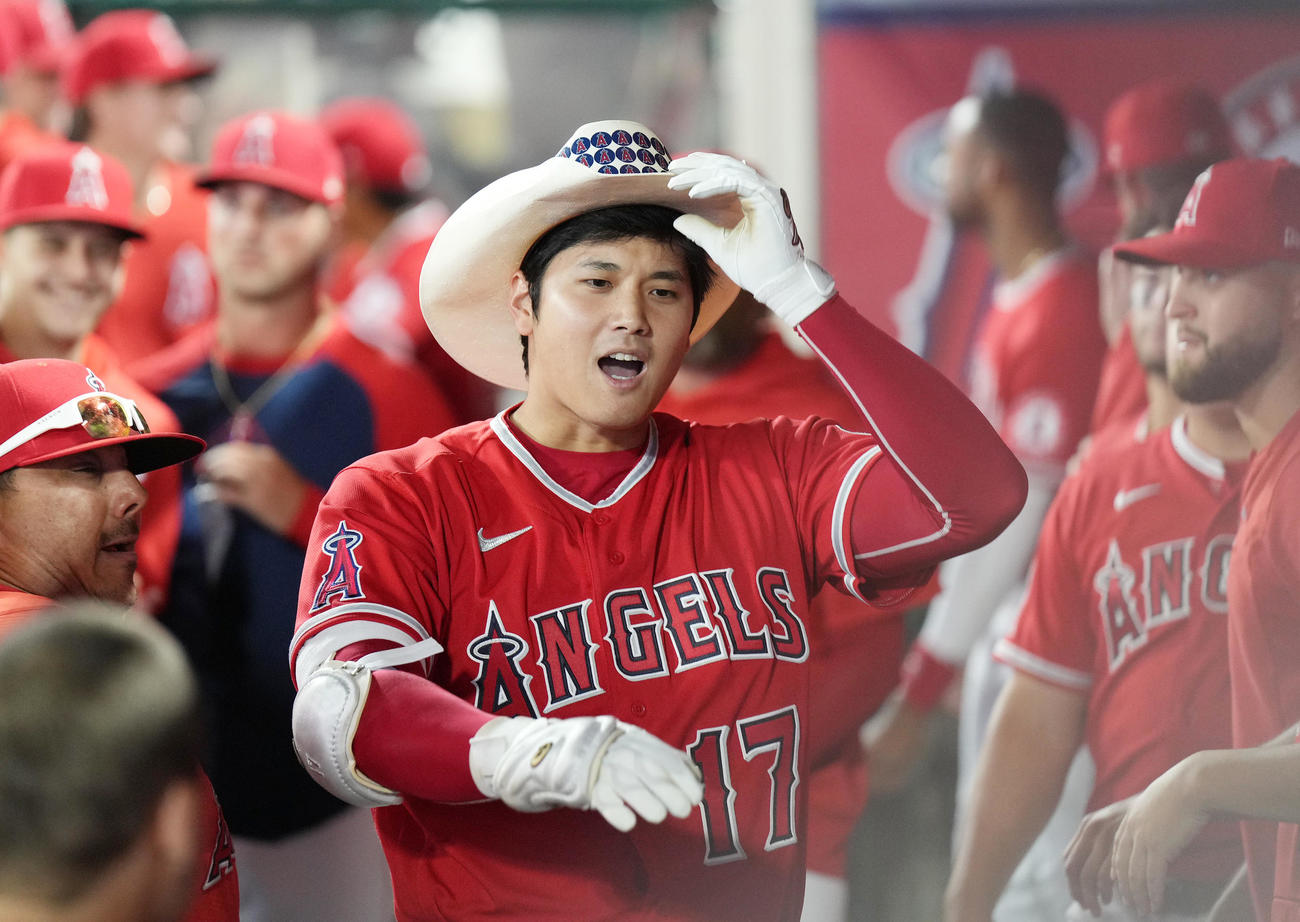 エンゼルス対ヤンキース　5回裏エンゼルス2死一塁、右越えに29号2点本塁打を放ち、ベンチで声を上げる大谷（撮影・菅敏）