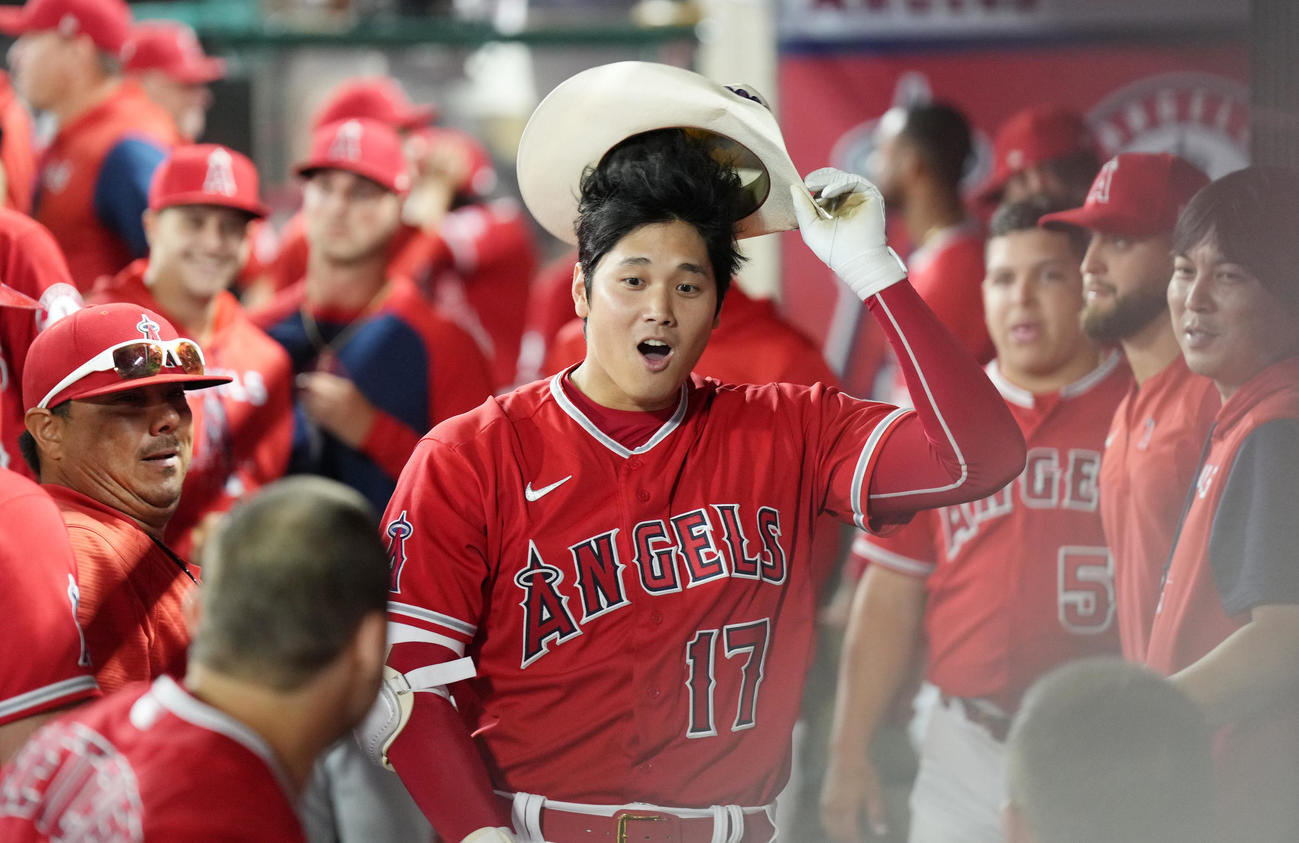 エンゼルス対ヤンキース　5回裏エンゼルス2死一塁、右越えに29号2点本塁打を放ち、紙コップを手に待ち受けるナインに向かって声を上げる大谷（撮影・菅敏）