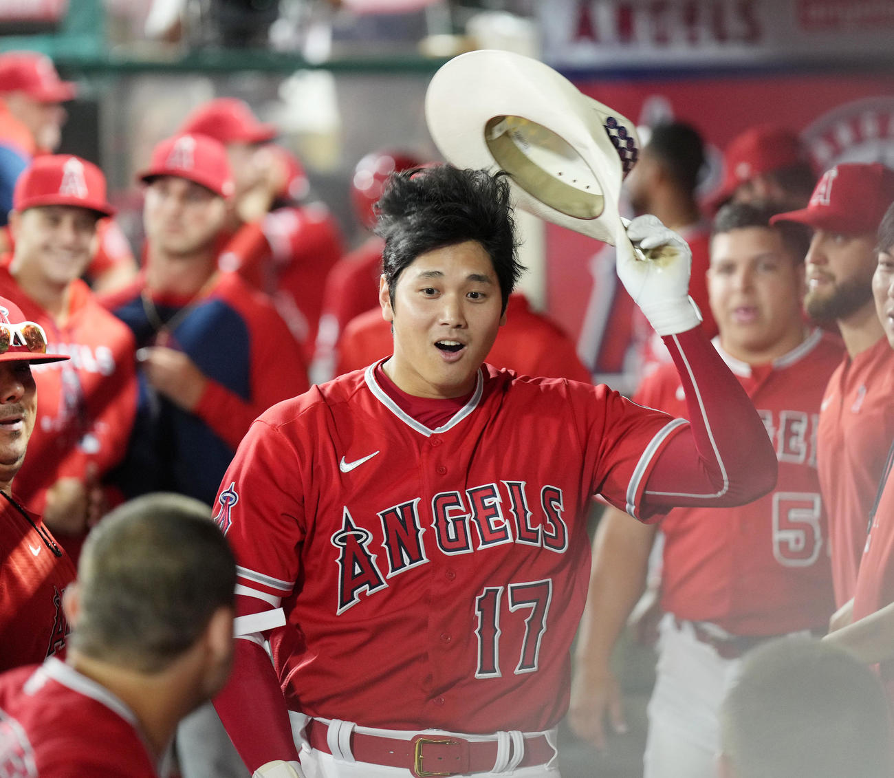 エンゼルス対ヤンキース　5回裏エンゼルス2死一塁、右越えに29号2点本塁打を放ち、紙コップを手に待ち受けるナインに向かって声を上げる大谷（撮影・菅敏）