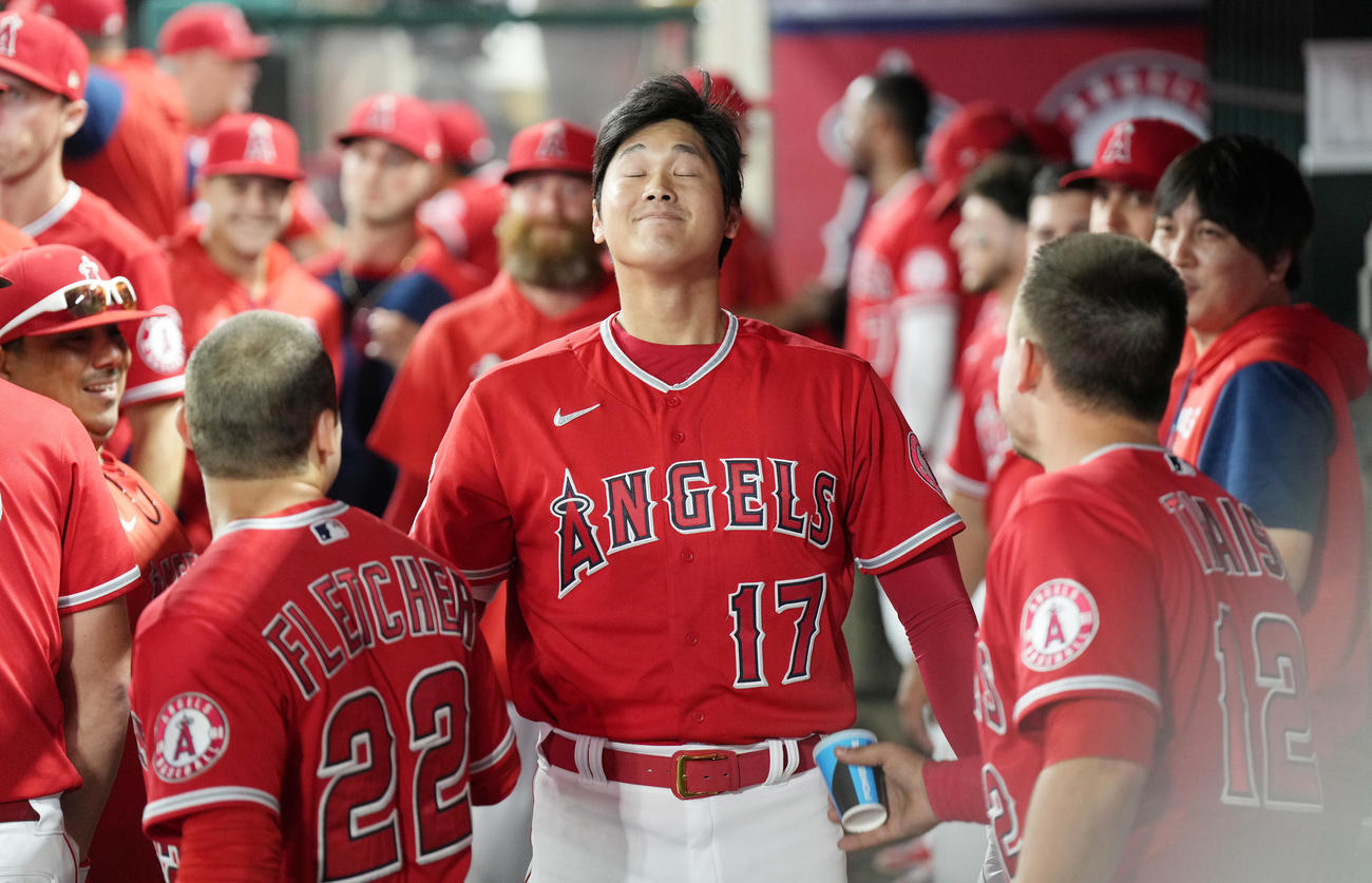 エンゼルス対ヤンキース　5回裏エンゼルス2死一塁、右越えに29号2点本塁打を放ち、紙コップを手に水をかける動作をするナインに思わず目をつぶる大谷（撮影・菅敏）