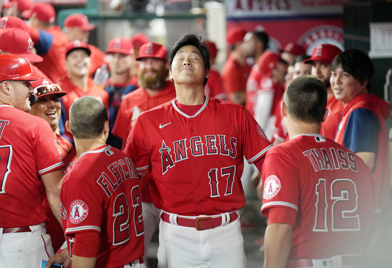 エンゼルス対ヤンキース　5回裏エンゼルス2死一塁、右越えに29号2点本塁打を放ち、ナインの出迎えにコミカルな表情を見せる大谷（撮影・菅敏）
