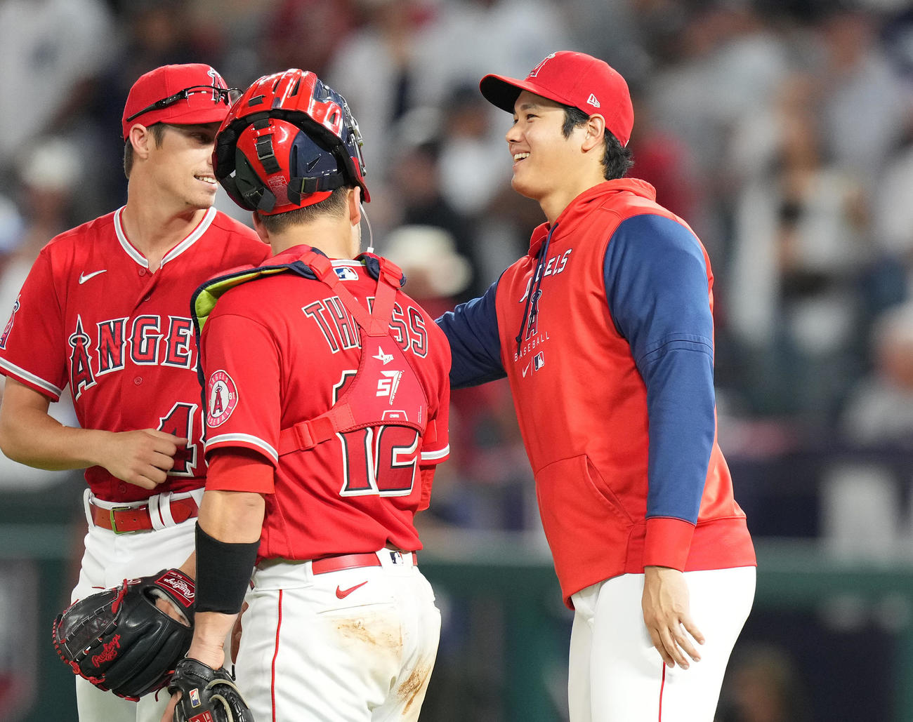 ヤンキースに勝利し、ナインとタッチをするエンゼルス大谷（右）（撮影・菅敏）