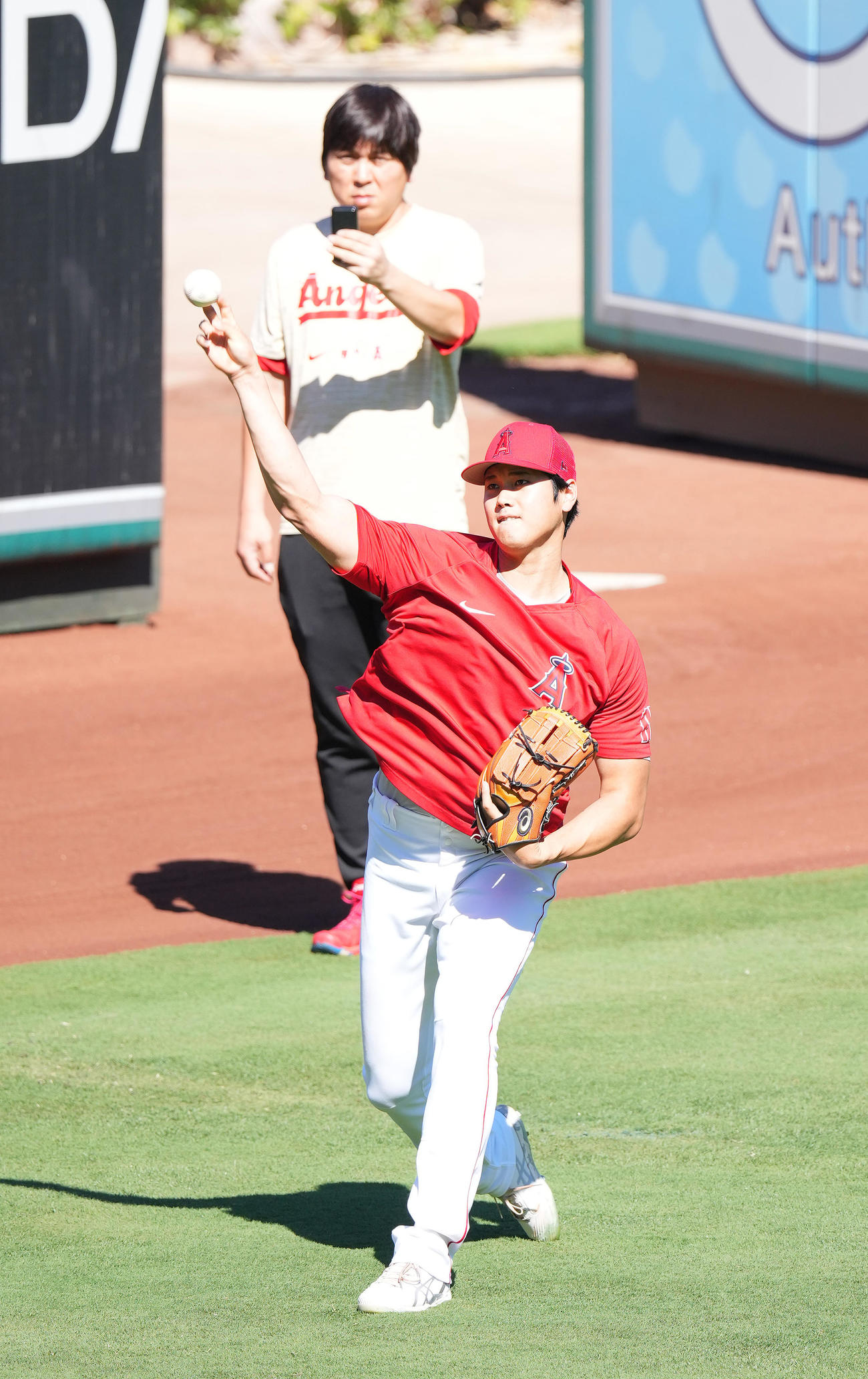 エンゼルス対ヤンキース　試合前、キャッチボールで調整するエンゼルス大谷。後方は水原通訳（撮影・菅敏）
