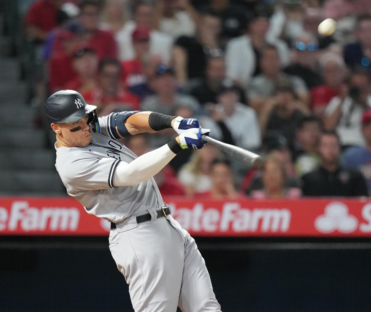 エンゼルス対ヤンキース　4回表ヤンキース2死一、二塁、右越えに3点本塁打を放つジャッジ（撮影・菅敏）