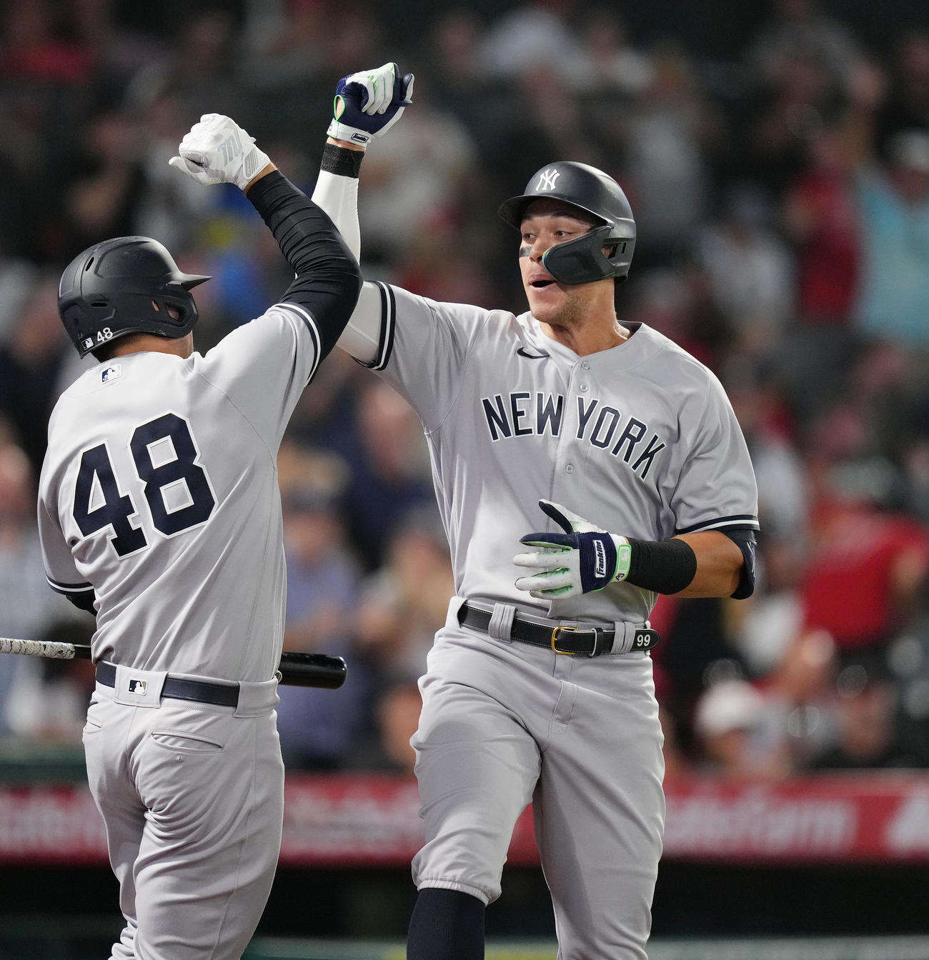 エンゼルス対ヤンキース　4回表ヤンキース2死一、二塁、右越えに3点本塁打を放ち、リゾ（左）とタッチをするジャッジ（撮影・菅敏）