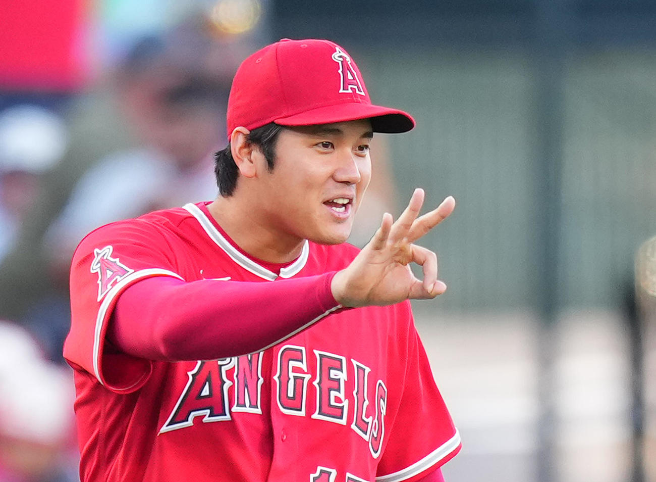 エンゼルス対ヤンキース　試合開始前、ナインに向かってポーズをとるエンゼルス大谷（撮影・菅敏）