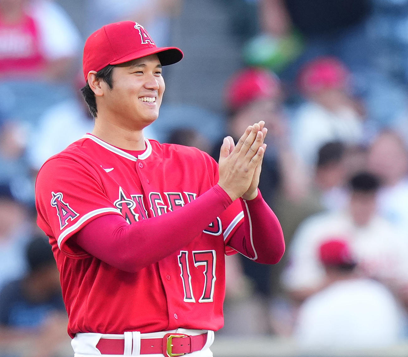エンゼルス対ヤンキース　試合開始前、ナインに向かってポーズをとるエンゼルス大谷（撮影・菅敏）