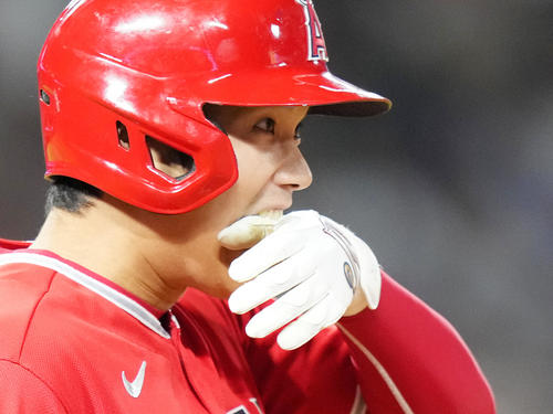 エンゼルス対ヤンキース　6回裏エンゼルス2死、右前打を放った大谷は、塁上で指をかむ（撮影・菅敏）