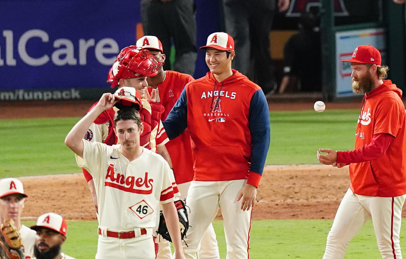 ヤンキースに勝利し、笑顔でナインとタッチするエンゼルス大谷（中央）（撮影・菅敏）
