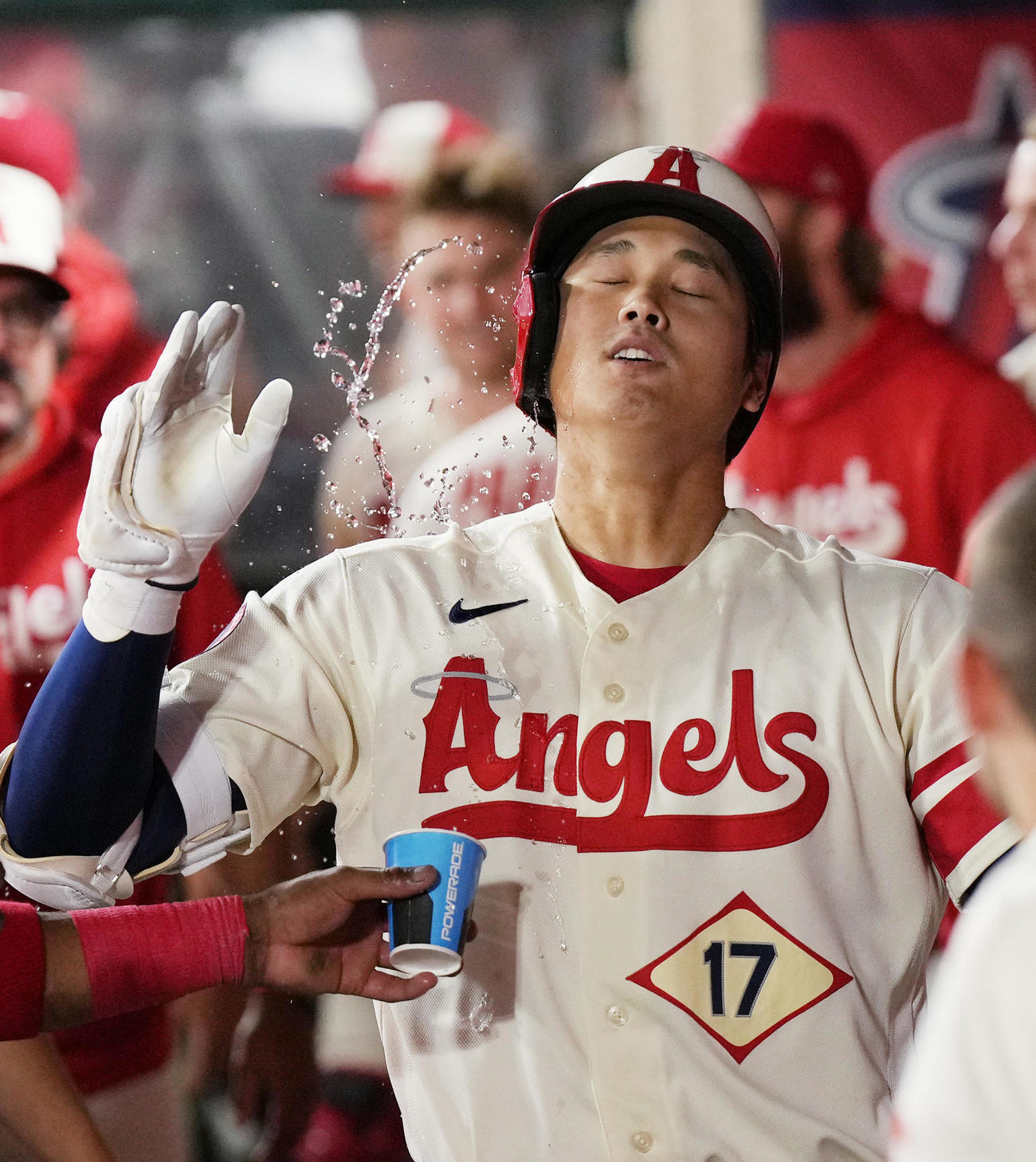 エンゼルス対ヤンキース　6回裏エンゼルス1死一、二塁、中越えに30号3点本塁打を放ち、ベンチでウォーターシャワーを浴びる大谷（撮影・菅敏）