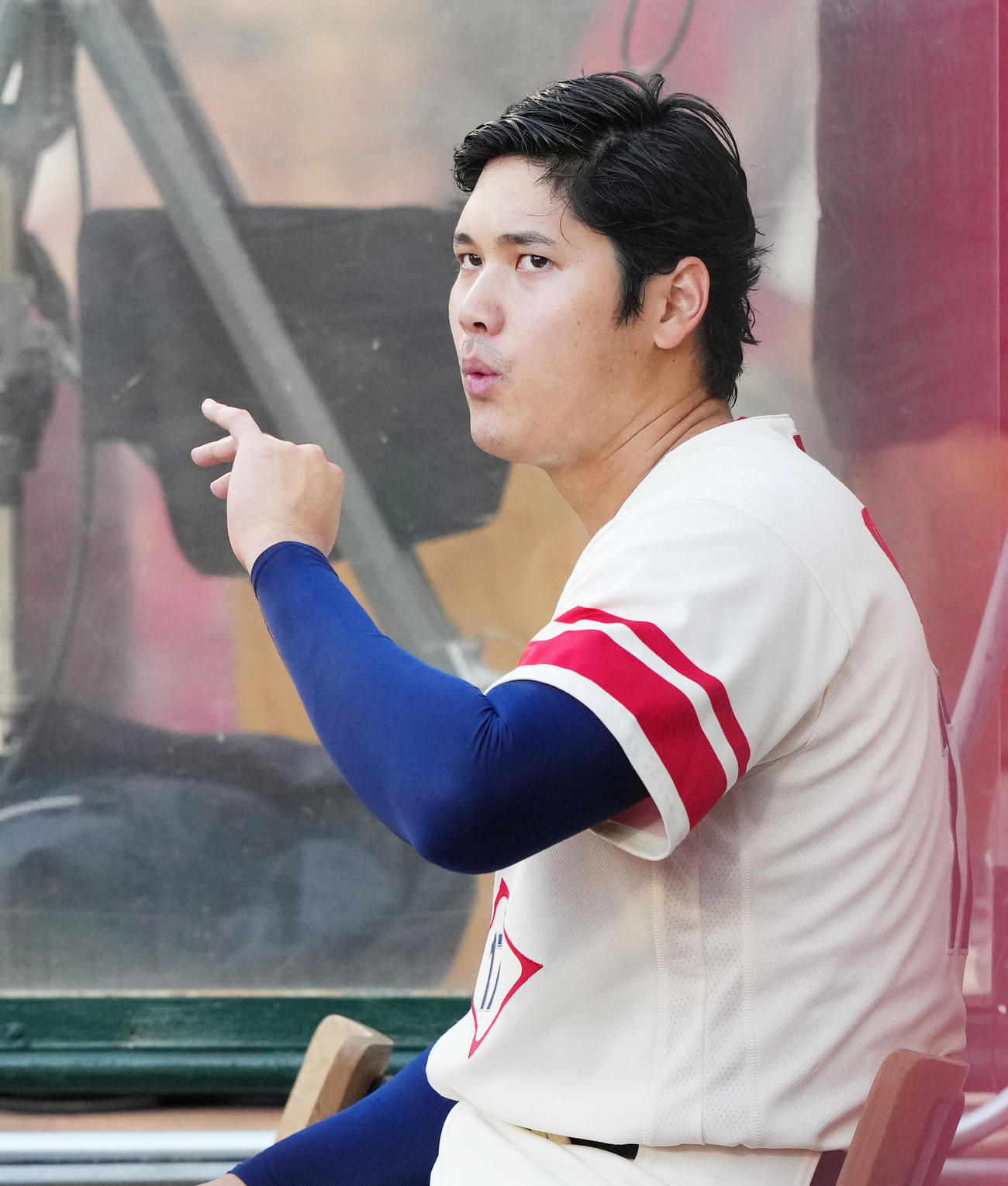 エンゼルス対ヤンキース　試合前、ベンチで指に息を吹きかけるエンゼルス大谷（撮影・菅敏）